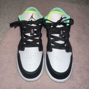 Air Jordan 1 Low - Size 3.5Y